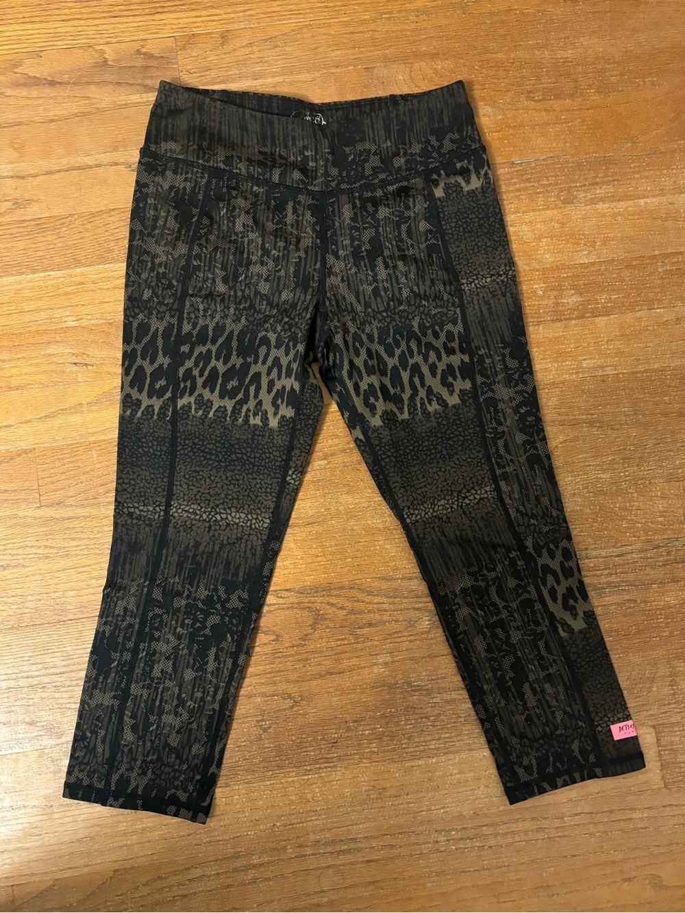 Betsey Johnson Active Animal-Print Capri Leggings, size Small, Like new!